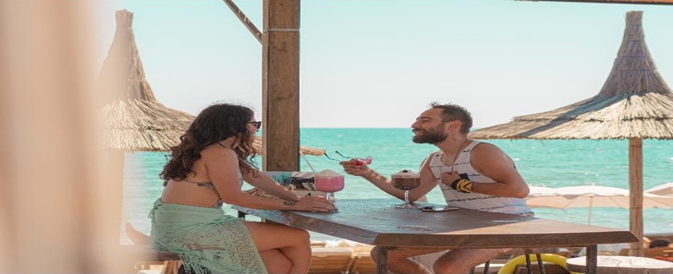 Ünlü Şarkıcılar Bahadır Ak Gizem Ak Çifti Tatilde