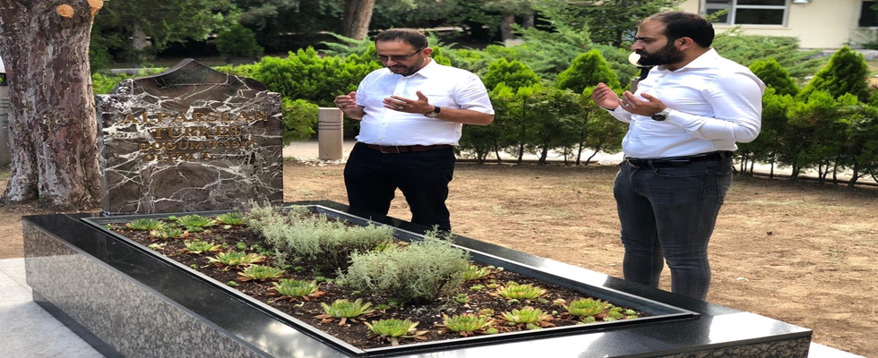 Cevdet Yıldırım, Türkeş’in mezarını ziyaret etti