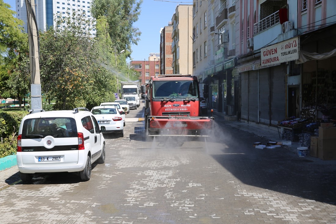 HALİLİYE’DE KÖPÜKLÜ SU İLE YIKAMA VE DEZENFEKTE SÜRÜYOR