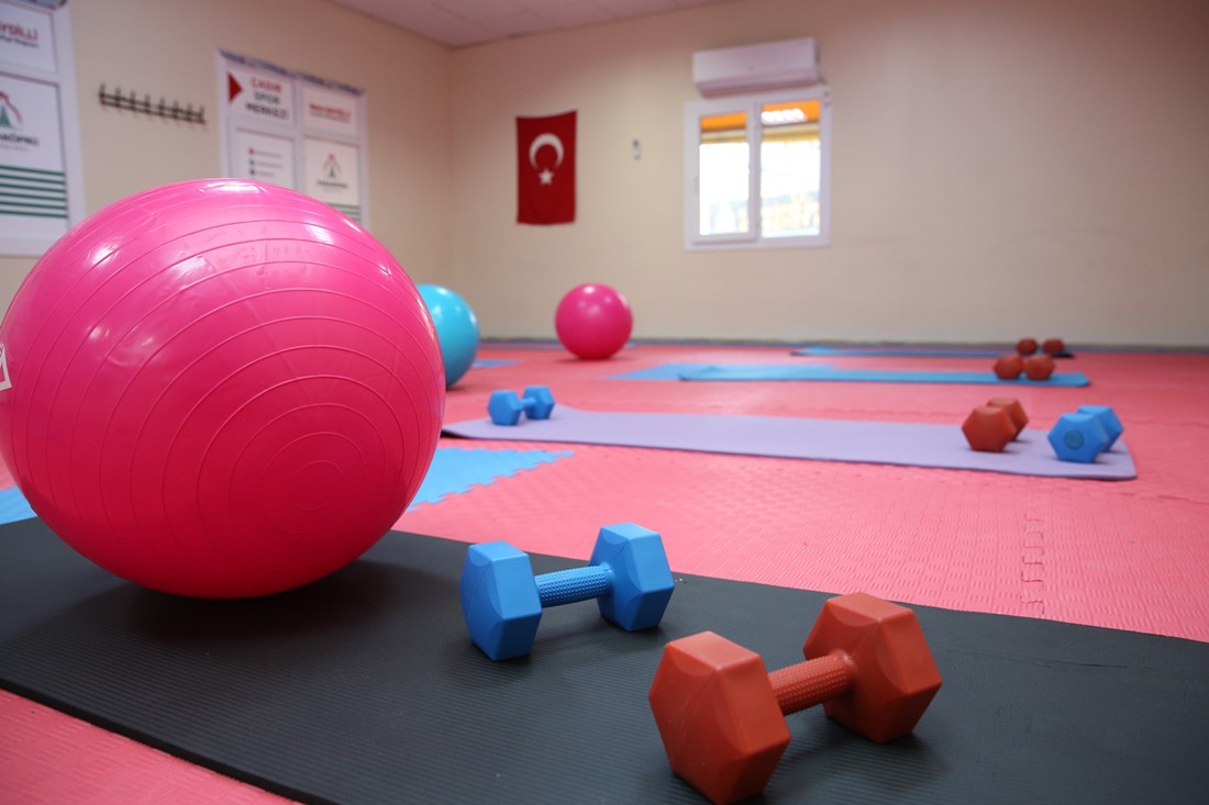KARAKÖPRÜ’DE KADINLAR İÇİN SPOR SALONU İMKANI