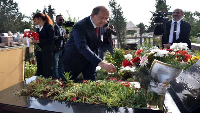 Cumhurbaşkanı Ersin Tatar, Ulusal Birlik Partisi’nin eski genel sekreteri ve eski bakan Salih Miroğlu’nun 17. ölüm yıl dönümünde Lefkoşa Mezarlığı’nda düzenlenen anma törenine katıldı