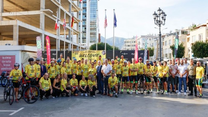 Cumhurbaşkanı Ersin Tatar kanserli çocuklar yararına İngiltere’den KKTC’ye bisiklet yolculuğu yapanlarla Girne’de bir araya geldi