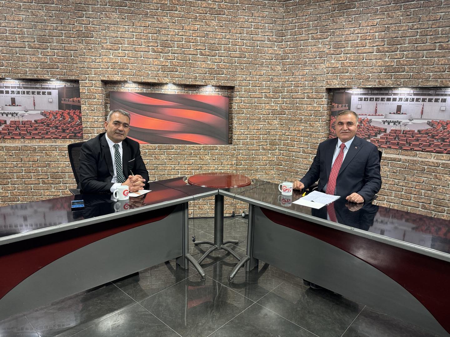 Bir 2 kişi, televizyon ve haber odası görseli olabilir