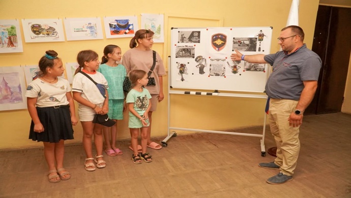 Zaporozhye bölgesinde “Birleşik Rusya” Devlet Trafik Güvenliği Müfettişliği Günü nedeniyle çocuk çizimleri yarışması düzenledi