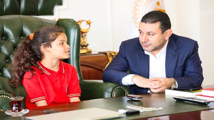 BAŞKAN ÖZYAVUZ KOLTUĞUNU MİNİK ZEYNEP’E DEVRETTİ