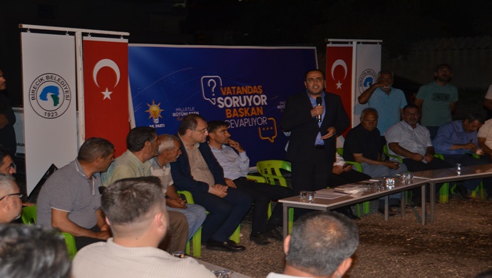 Birecik Belediye Başkanı Mehmet Begit, “Vatandaş Soruyor, Başkan Cevaplıyor” programı kapsamında Karşıyaka Mahallesinde hemşehrileriyle buluştu