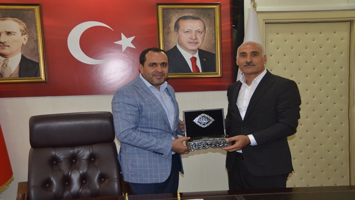 HİZMET-İŞ SENDİKASINDAN BİRECİK BELEDİYE BAŞKANI MEHMET BEGİT `E TEŞEKKÜR PLAKETİ