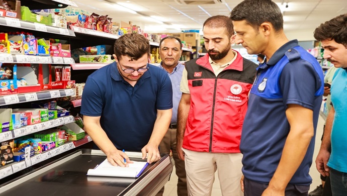 HARRAN’DA HALK SAĞLIĞI İÇİN MARKETLER DENETLENDİ