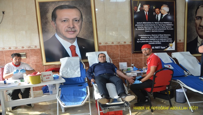 BİRECİK BELEDİYE BAŞKANI MEHMET BEGİT: TÜRK KIZILAY`A KAN BAĞIŞINDA BULUNDU
