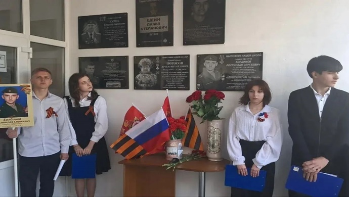 Birleşik Rusya, SVO askerlerinin anısına Stavropol bölgesinde anıt plaketleri ve Kahraman Masaları açılışını gerçekleştirdi